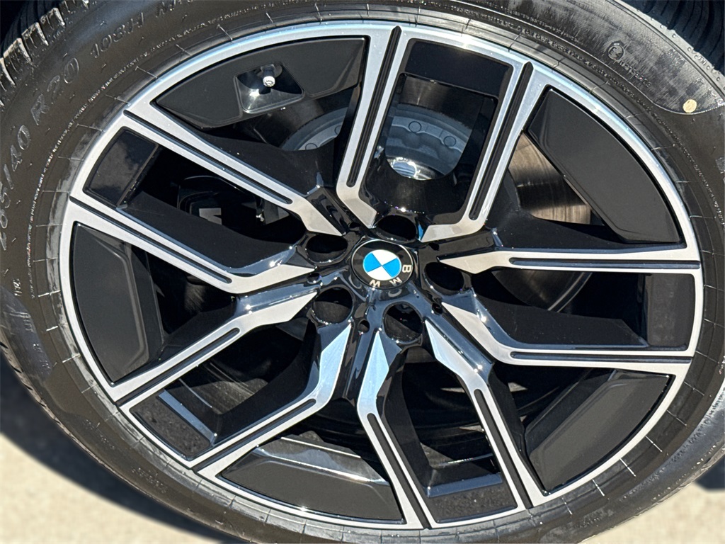 2026 Bmw 750e photo 11