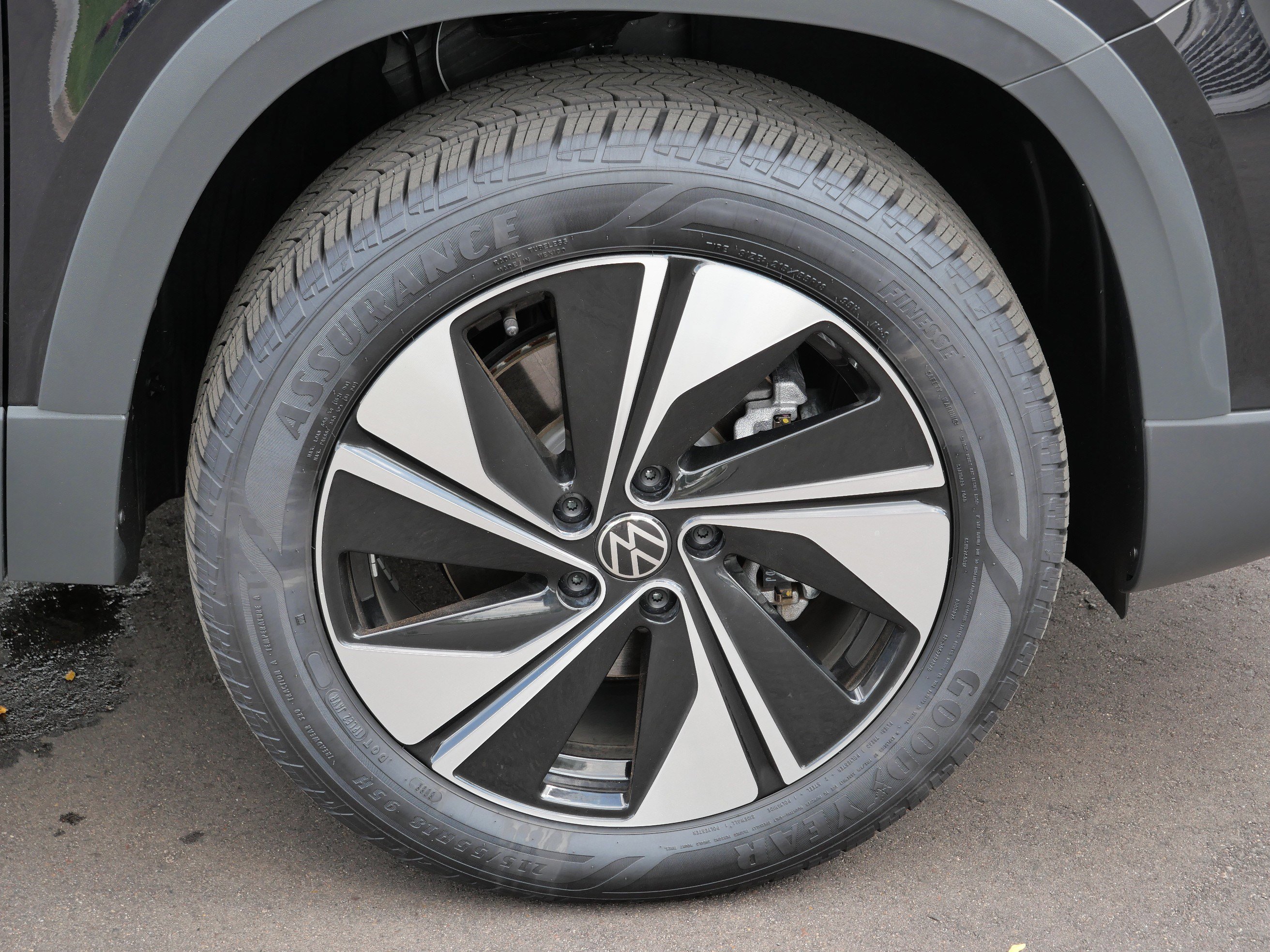 2025 Volkswagen Taos SE photo 15