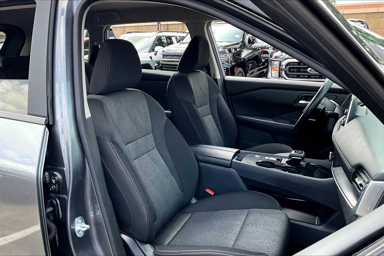 2024 Nissan Rogue SV photo 7