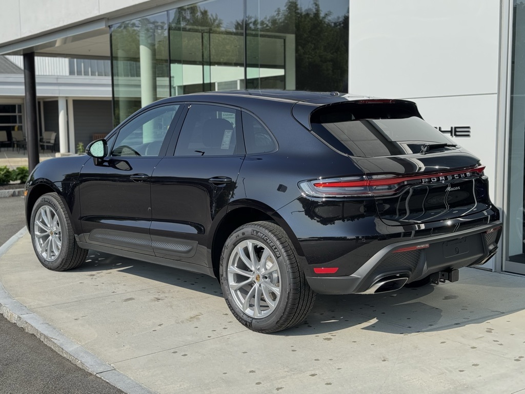 2025 Porsche Macan T photo 3