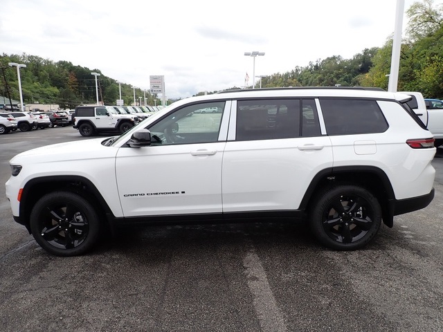 2025 Jeep Grand Cherokee Altitude photo 2