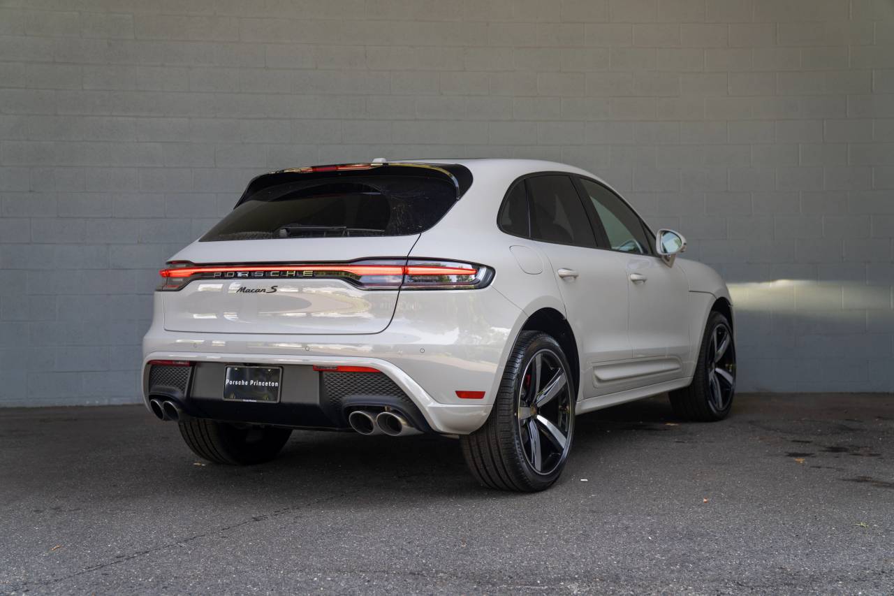 2025 Porsche Macan S photo 16