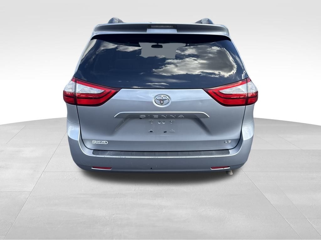 2015 Toyota Sienna LE photo 3