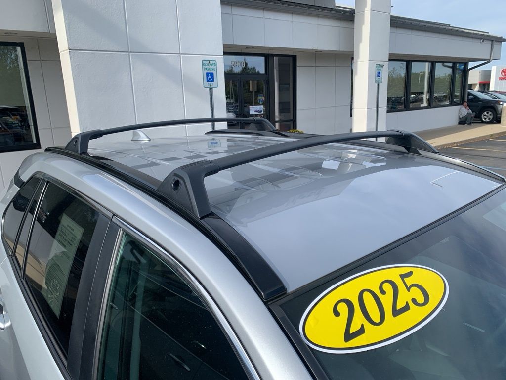 2025 Toyota RAV4 XLE photo 5
