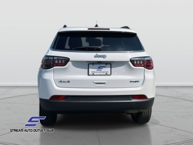 2022 Jeep Compass Latitude Lux photo 6