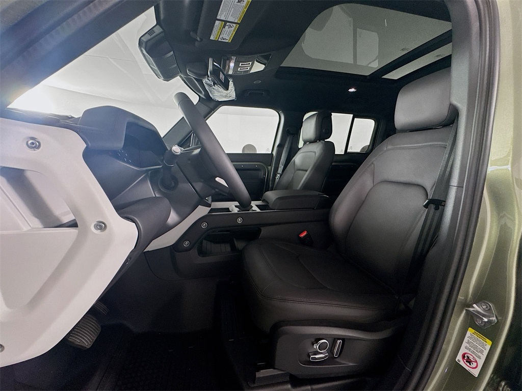 2025 Land Rover Defender 130 X-Dynamic SE photo 13