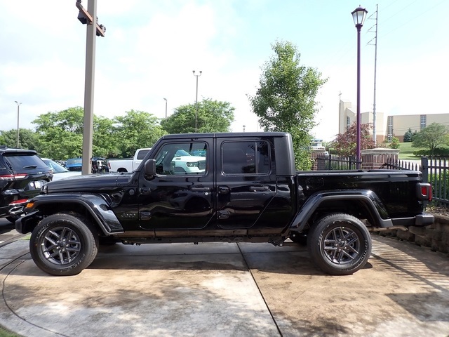 2025 Jeep Gladiator Sport S photo 2