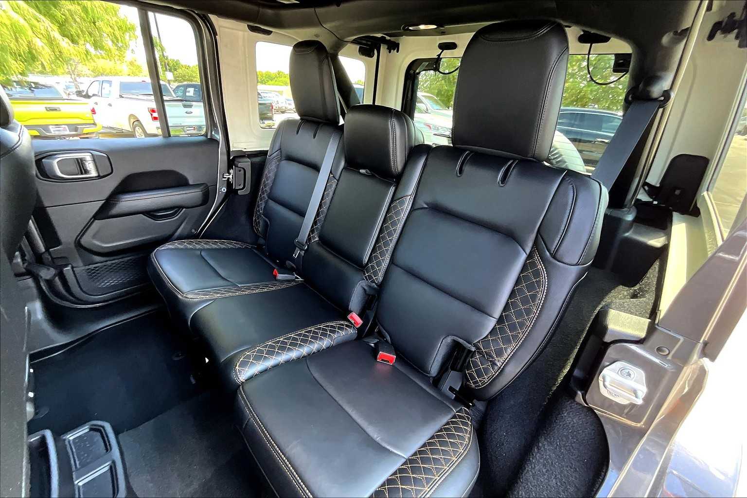2020 Jeep Wrangler Unlimited Sahara High Altitude photo 17