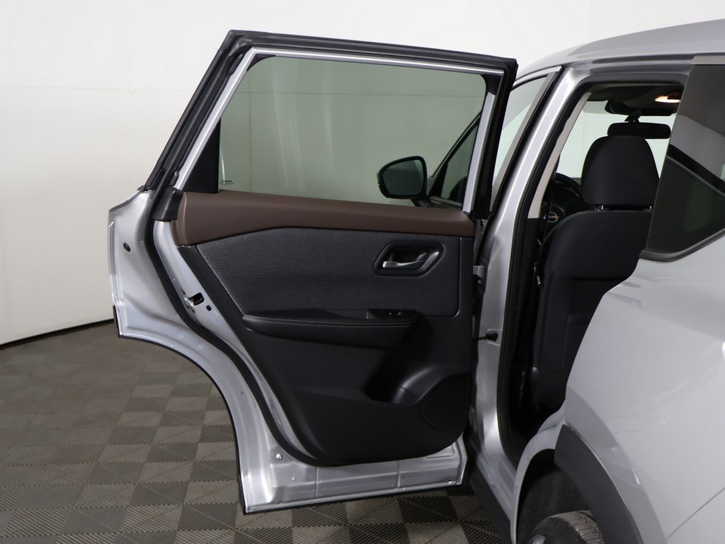 2022 Nissan Rogue SV photo 15
