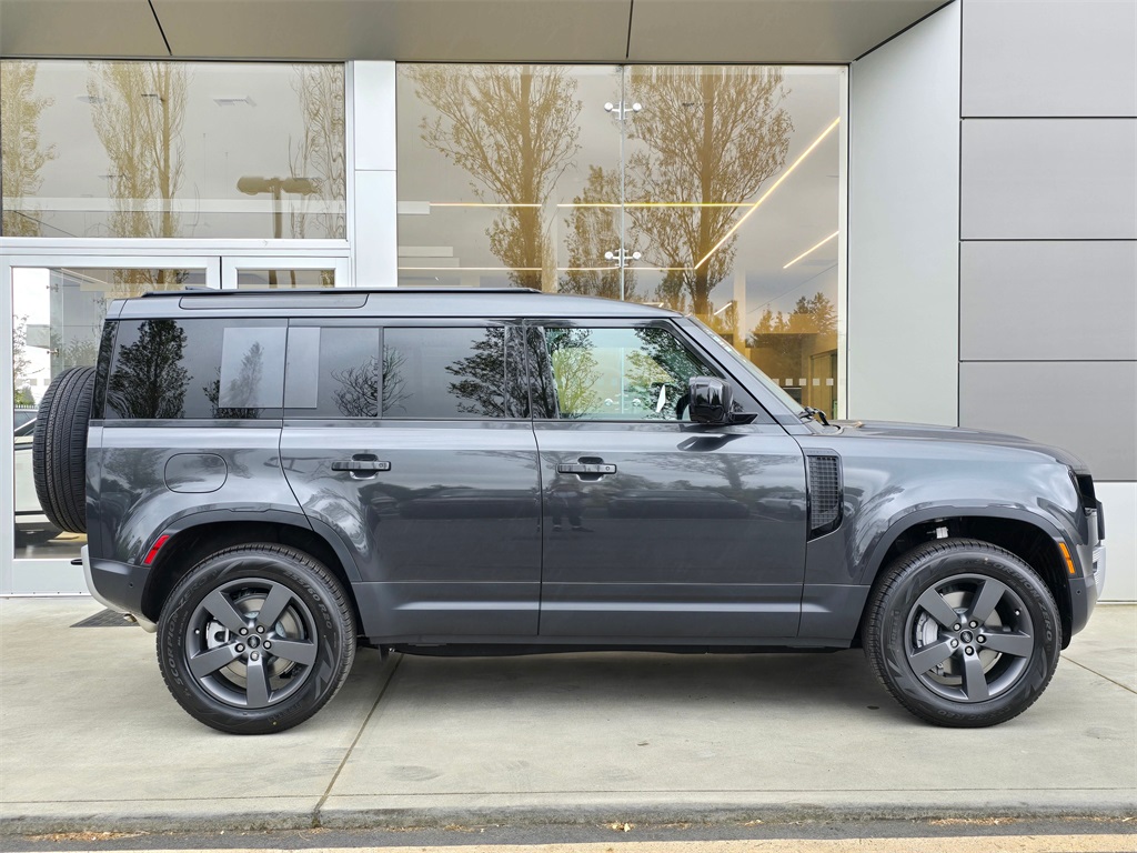 2025 Land Rover Defender 110 S photo 7