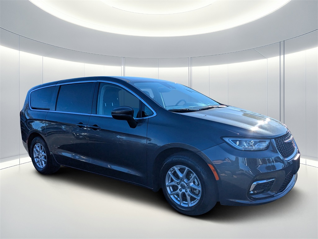 2023 Chrysler Pacifica Touring L's photo