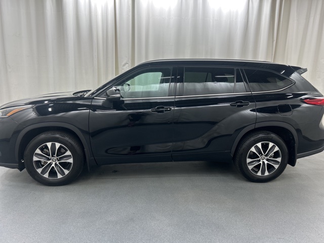 2021 Toyota Highlander XLE photo 3