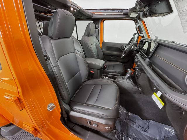 2025 Jeep Wrangler Sahara photo 25