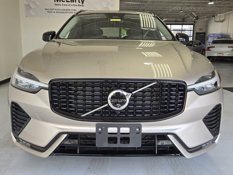 2025 Volvo XC60 B5 Plus photo 23