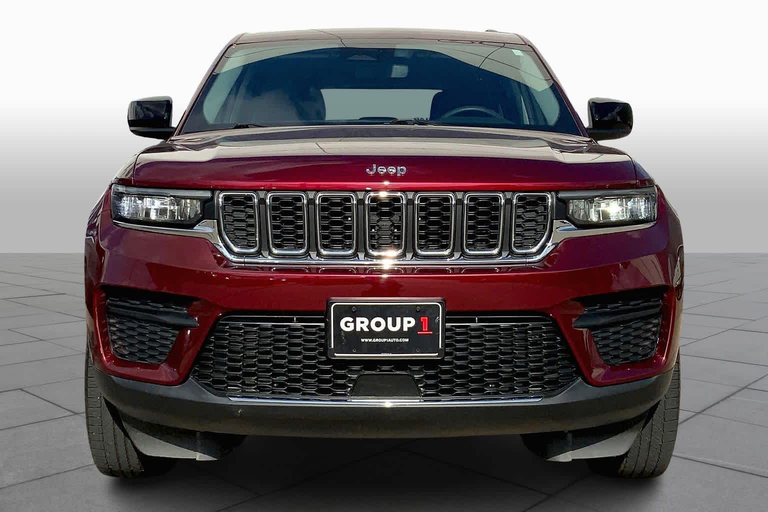 2023 Jeep Grand Cherokee Laredo photo 3
