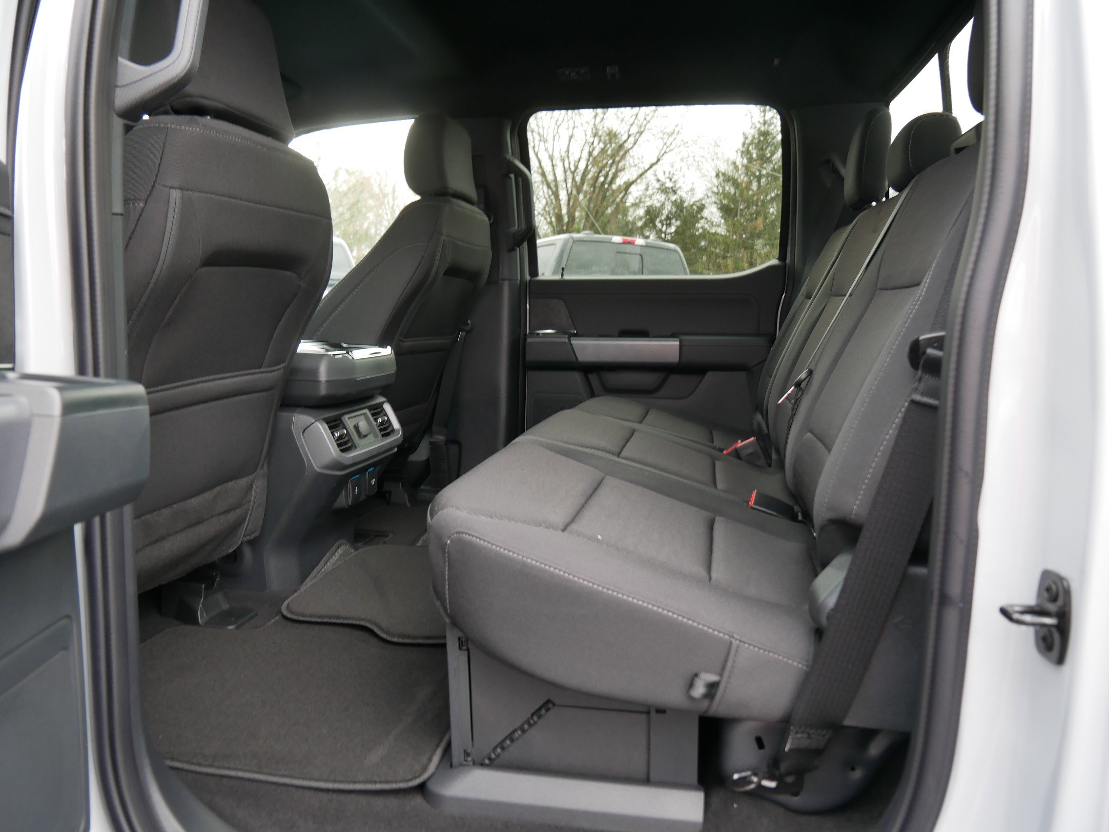 2025 Ford F-150 XLT photo 8