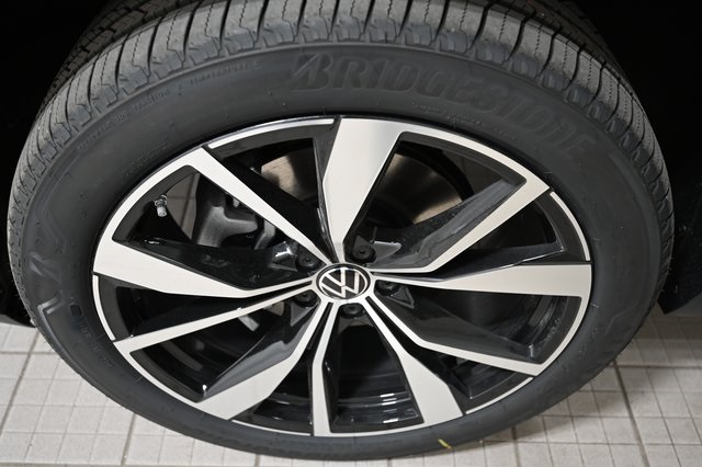 2025 Volkswagen Atlas Cross Sport SEL Premium R-Line photo 9