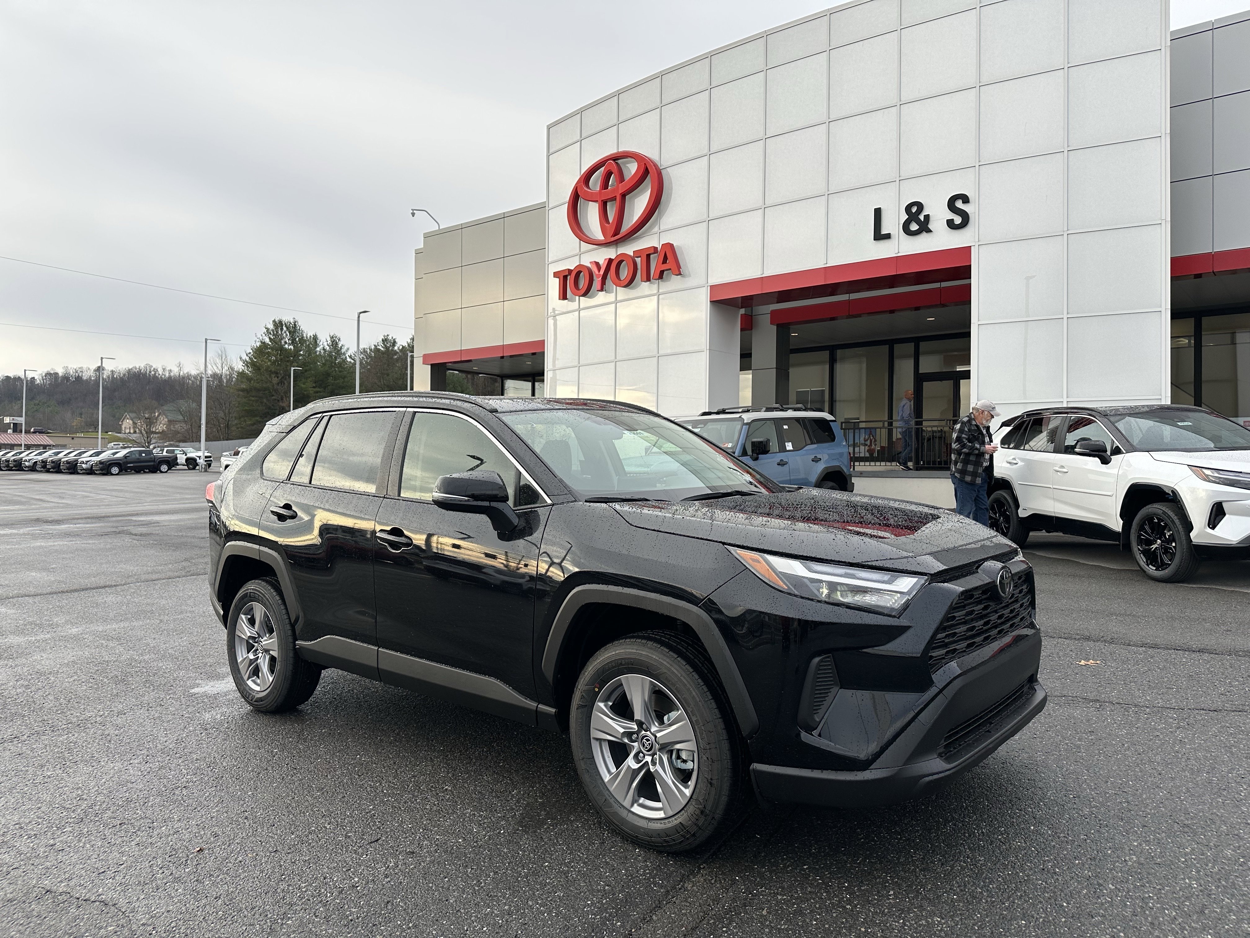 2025 Toyota RAV4 XLE's photo