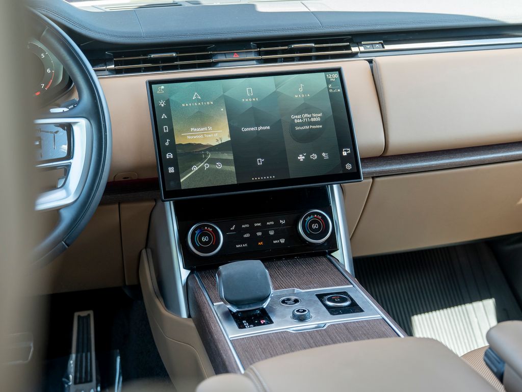 2023 Land Rover Range Rover SE photo 19