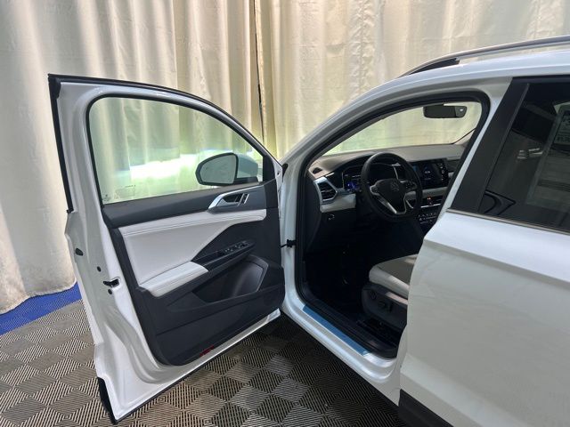 2025 Volkswagen Taos SE photo 10