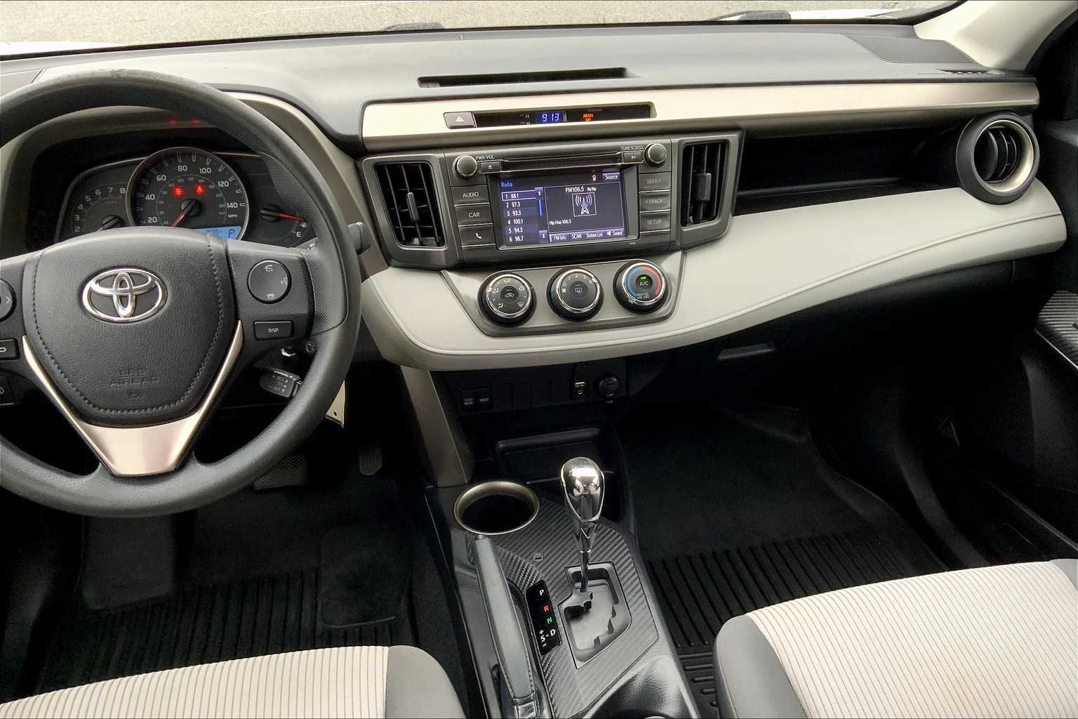 2015 Toyota RAV4 LE photo 6