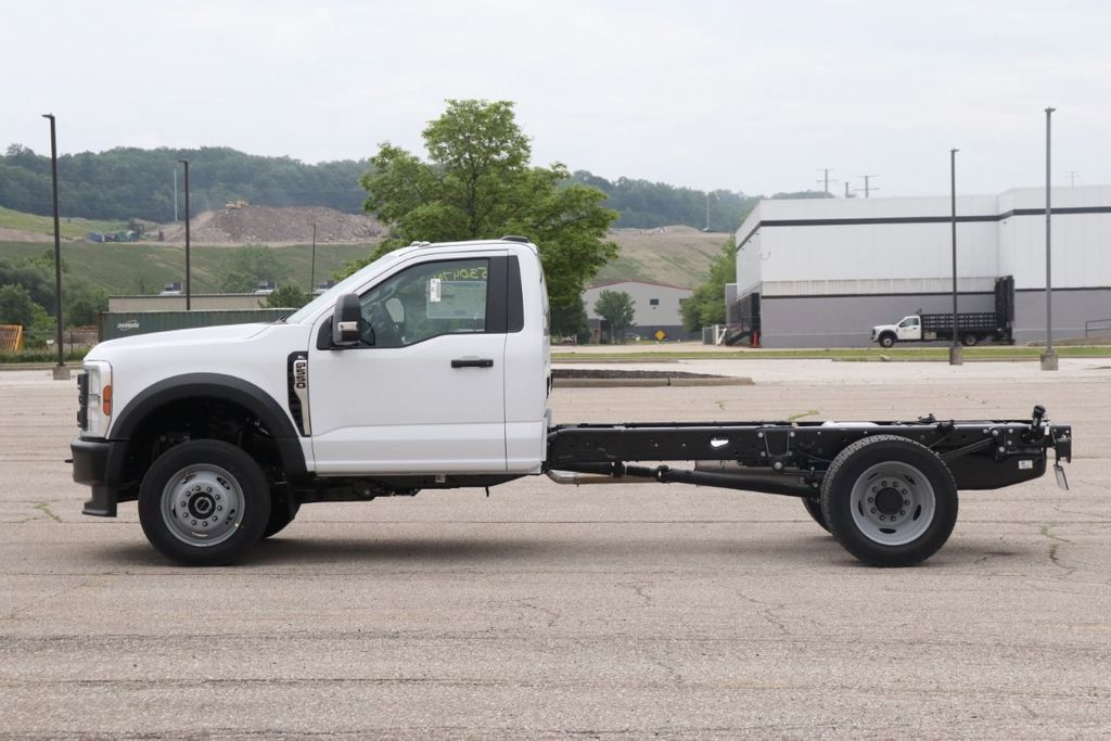 2025 Ford F-550 photo 4