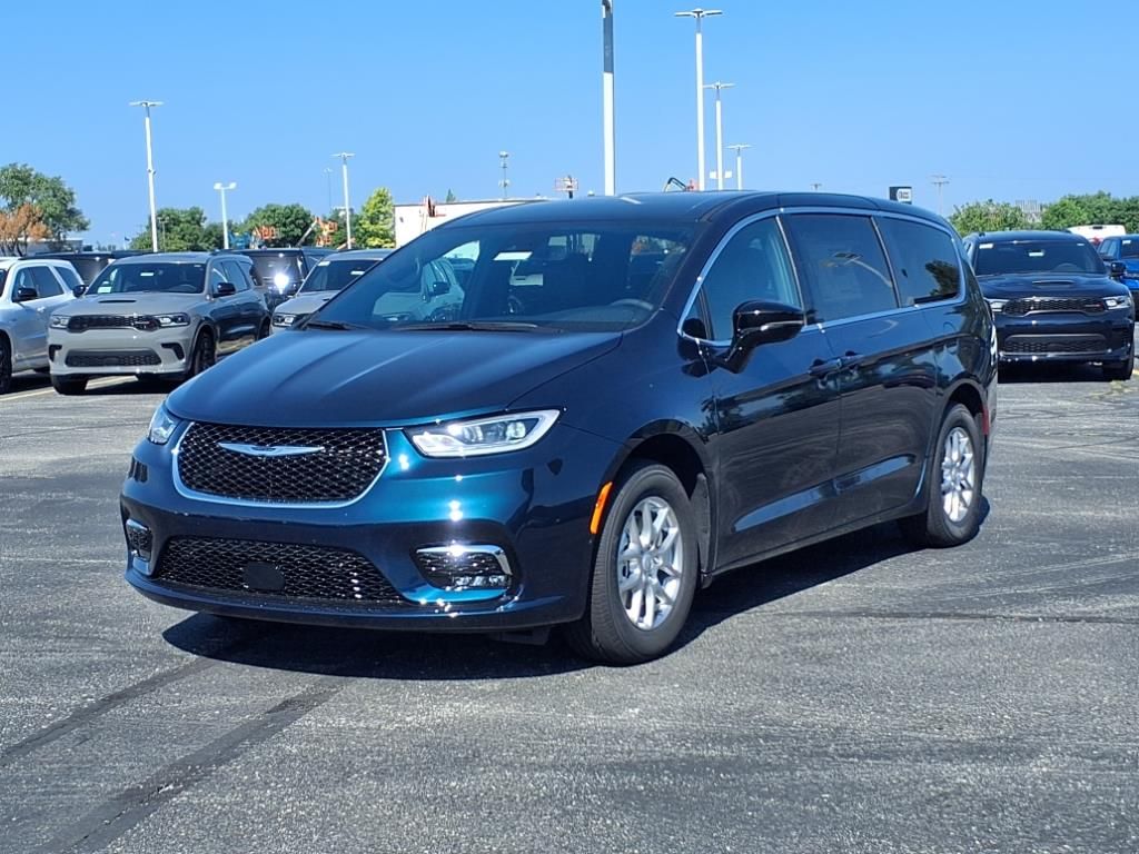 2025 Chrysler Pacifica photo 2