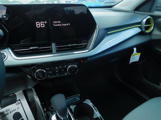2025 Chevrolet Trax LT photo 21