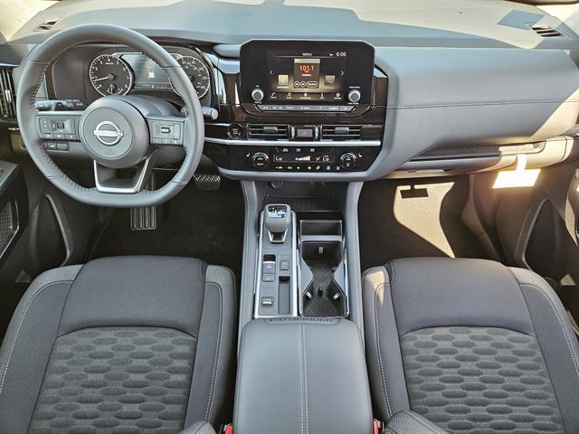 2025 Nissan Pathfinder SV photo 16