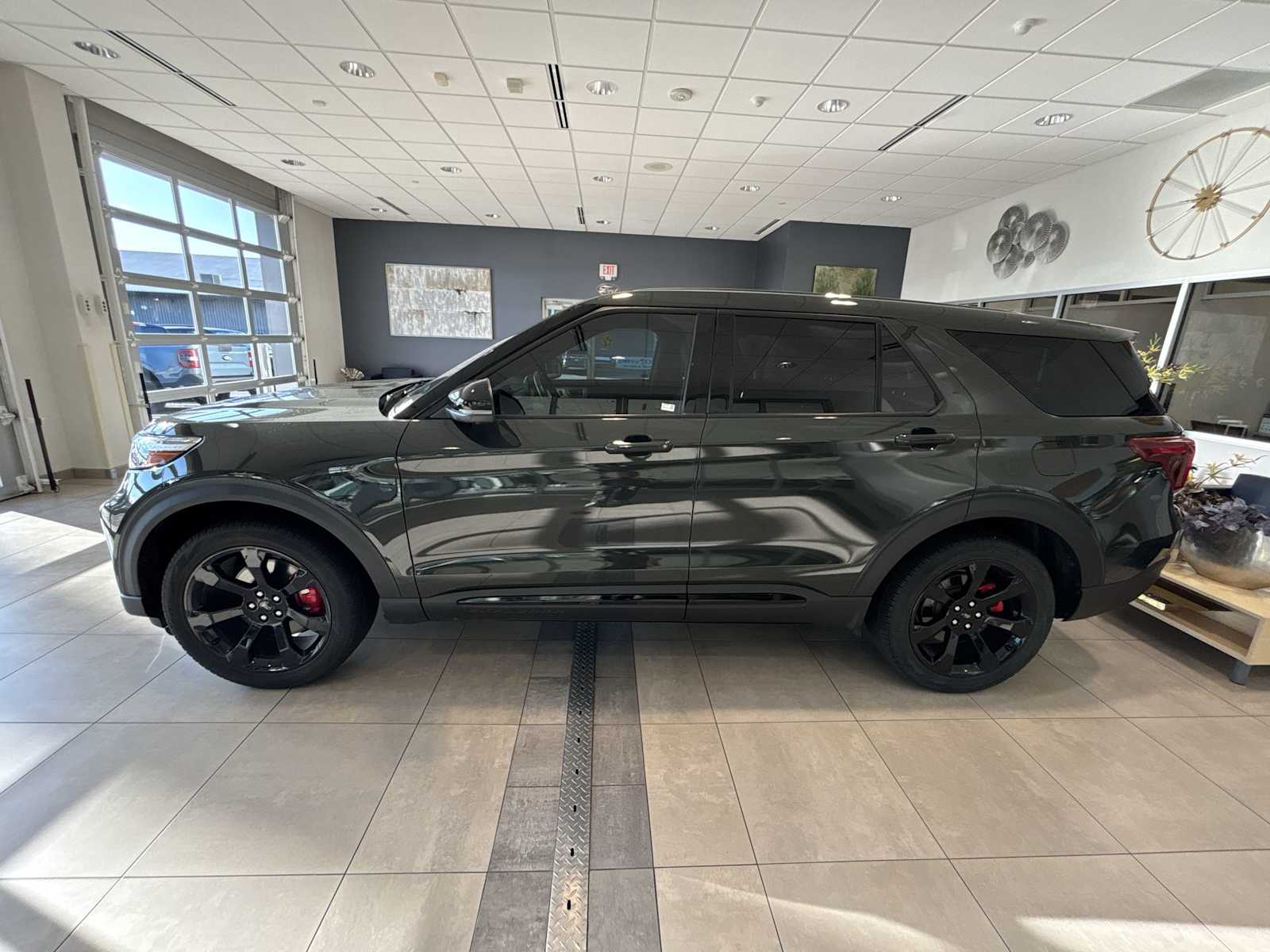 2022 Ford Explorer ST photo 6