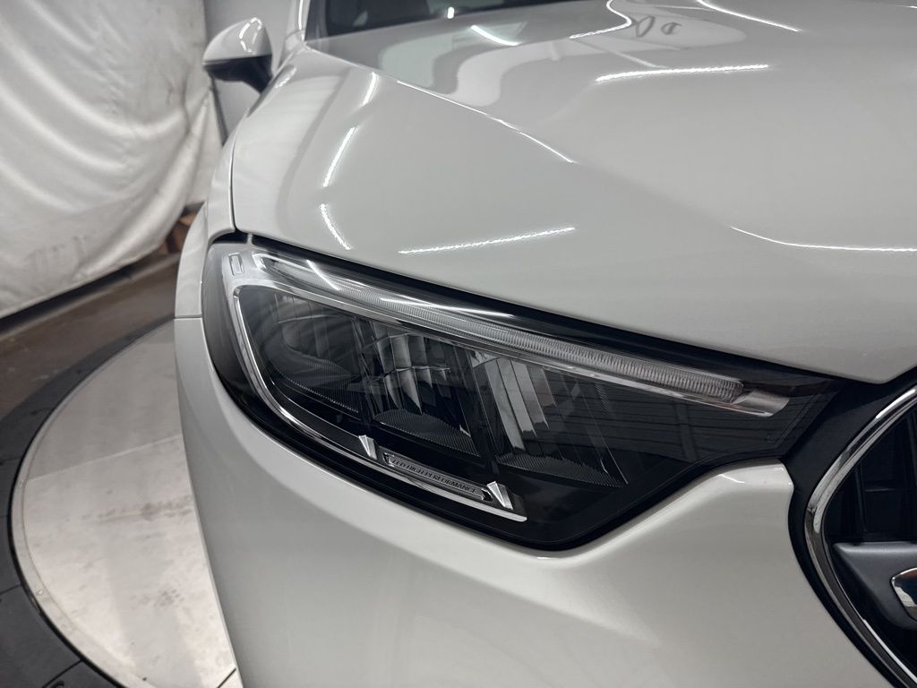 2026 Mercedes Benz GLC 300 photo 8