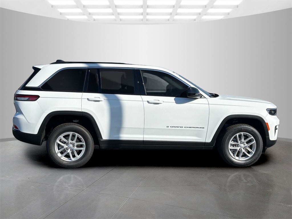 2025 Jeep Grand Cherokee Laredo X photo 2