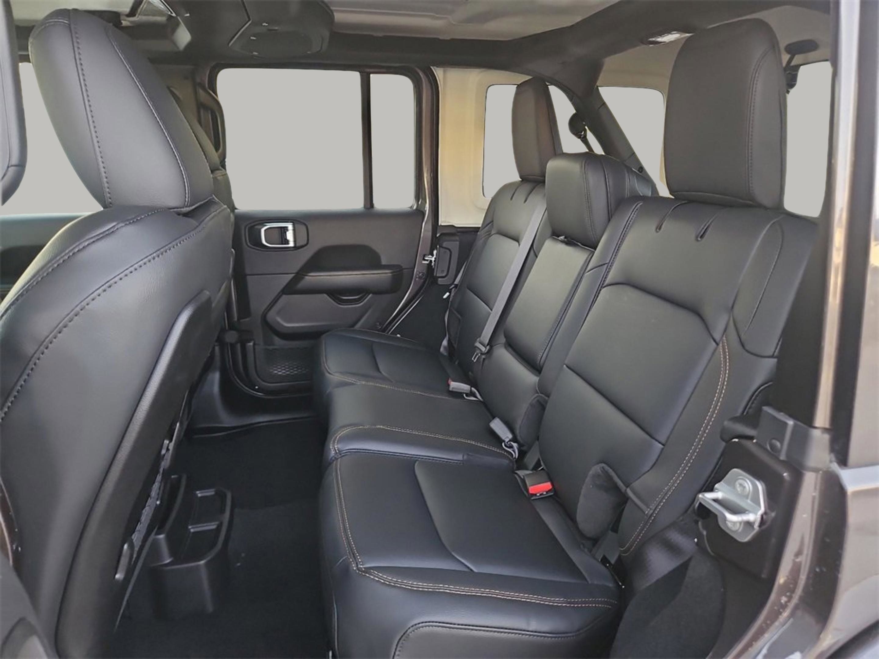 2025 Jeep Wrangler Sahara photo 9