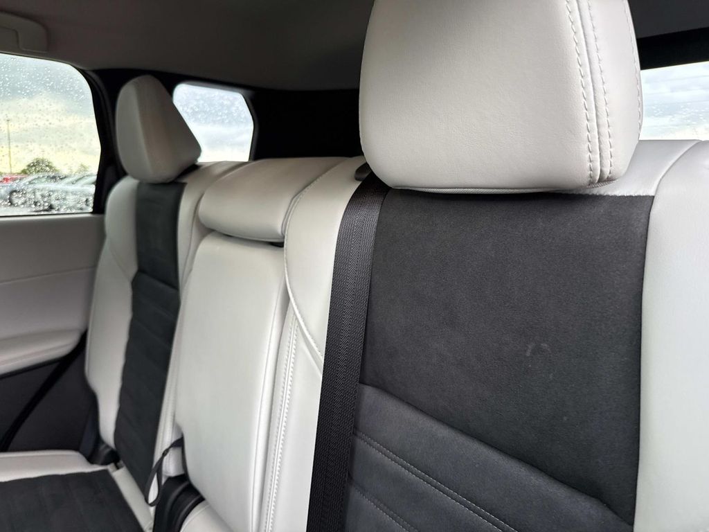 2025 Mitsubishi Outlander SE photo 13