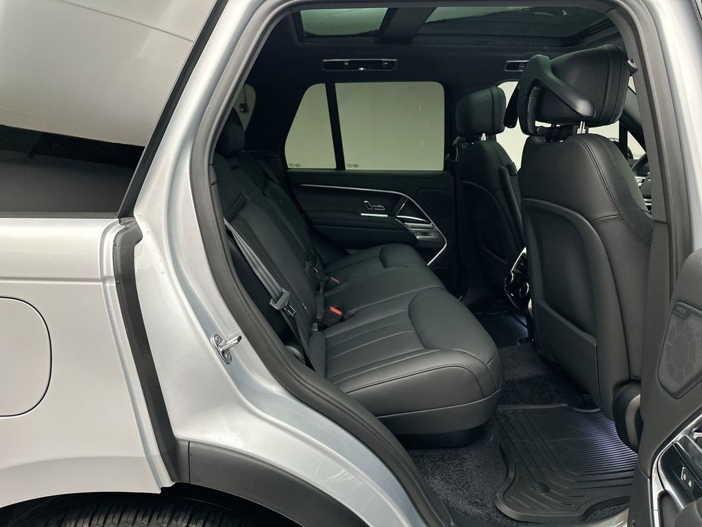2025 Land Rover Range Rover SE photo 6