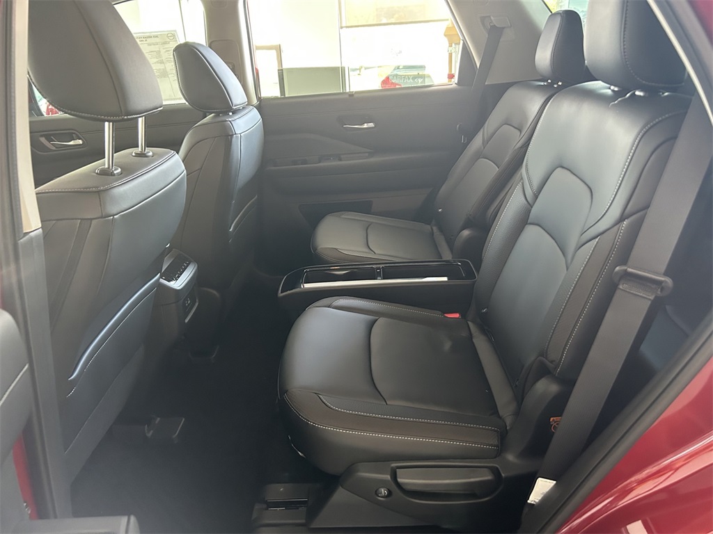 2025 Nissan Pathfinder SL photo 10
