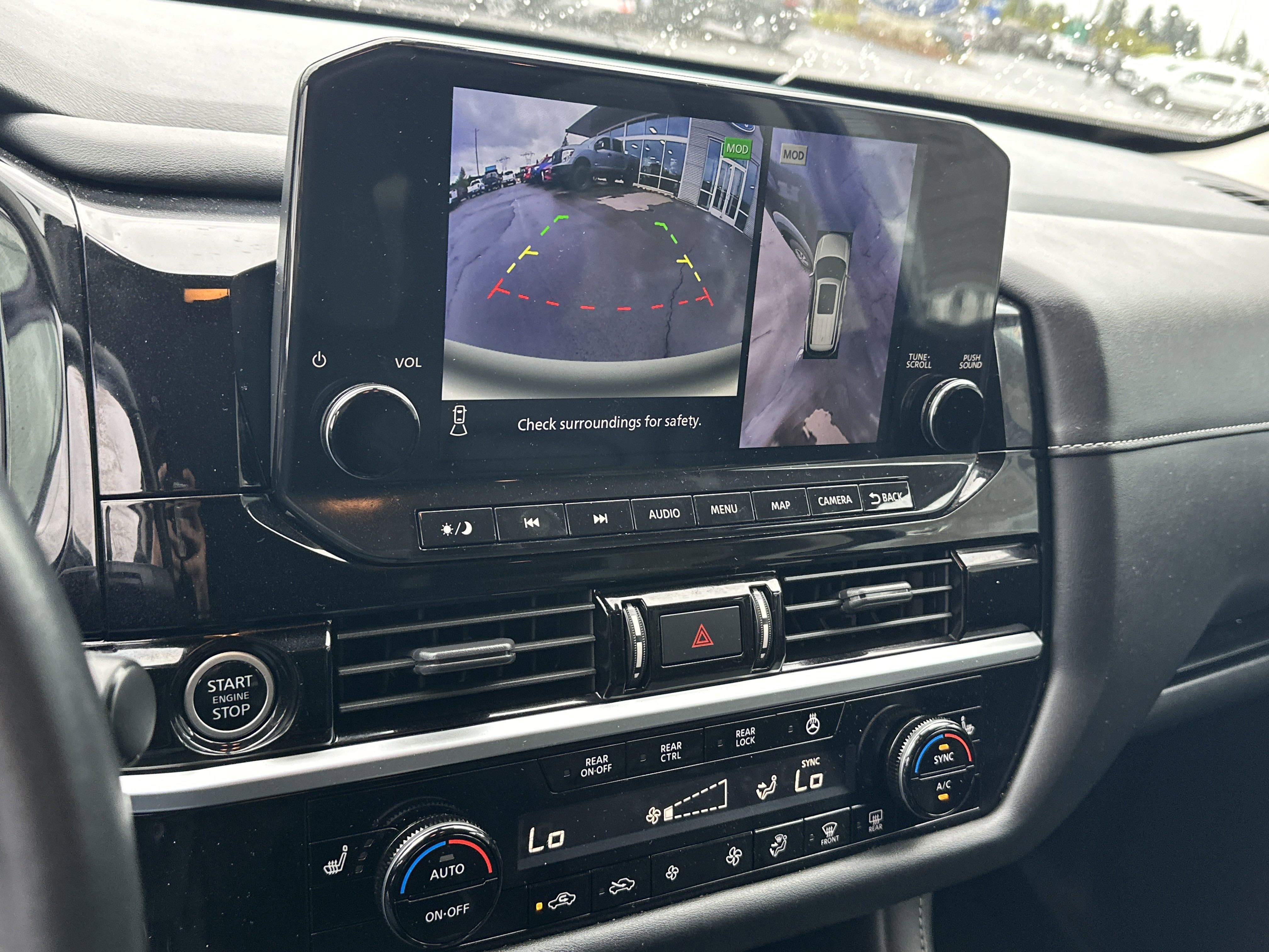 2023 Nissan Pathfinder SL photo 3