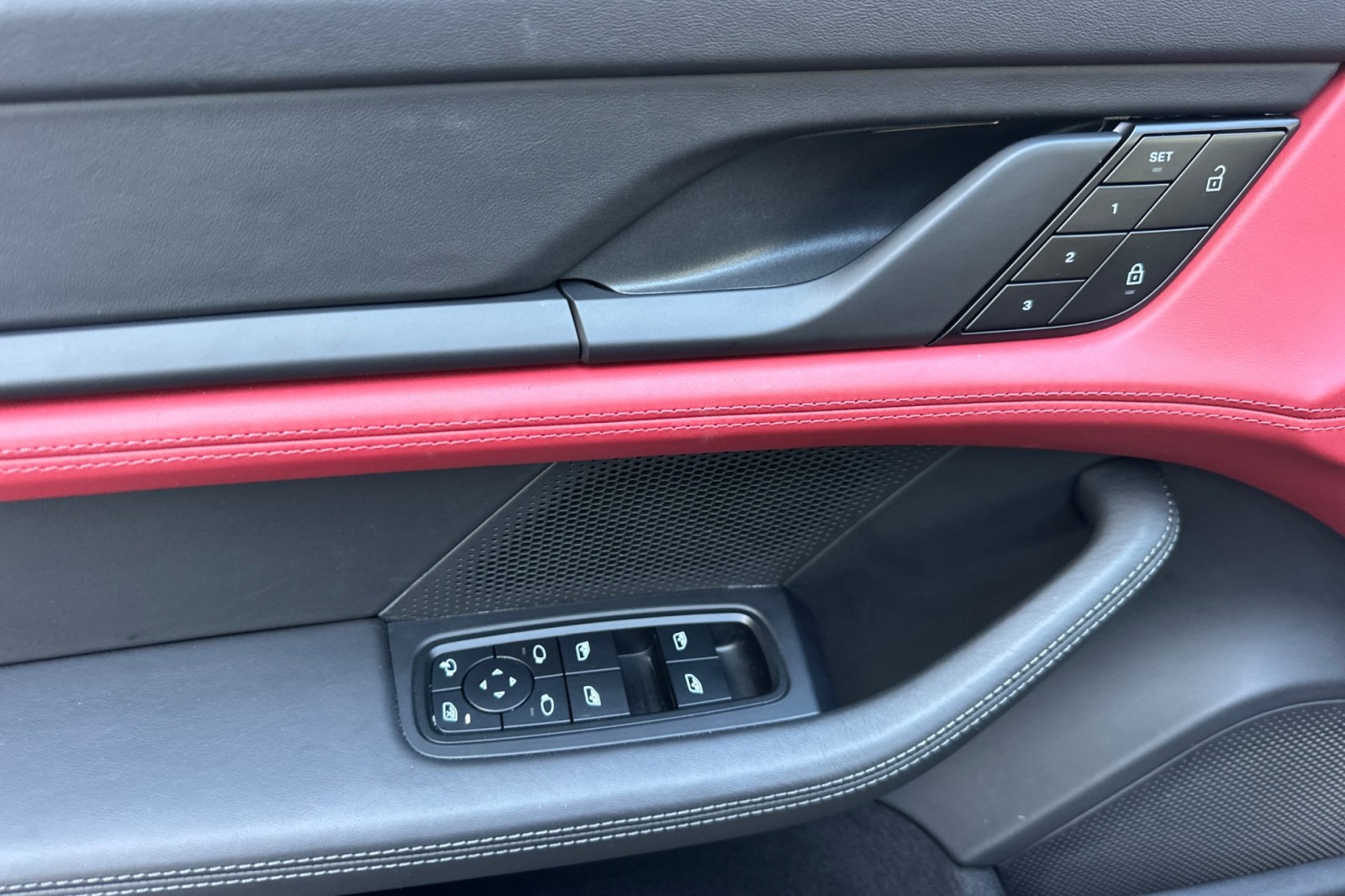 2023 Porsche Taycan photo 13