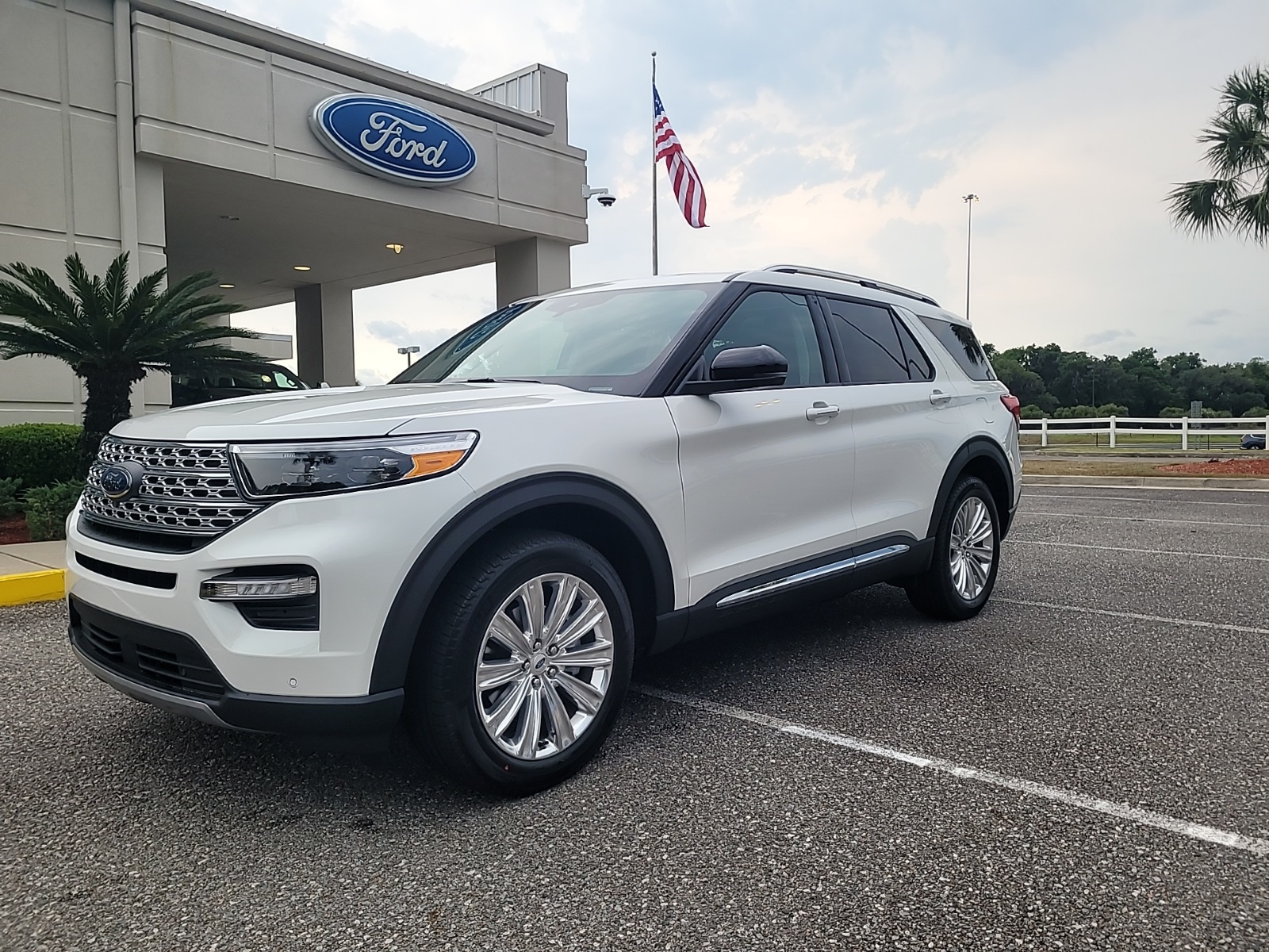 New 2024 Star White Metallic Tri-Coat Ford Limited image 1