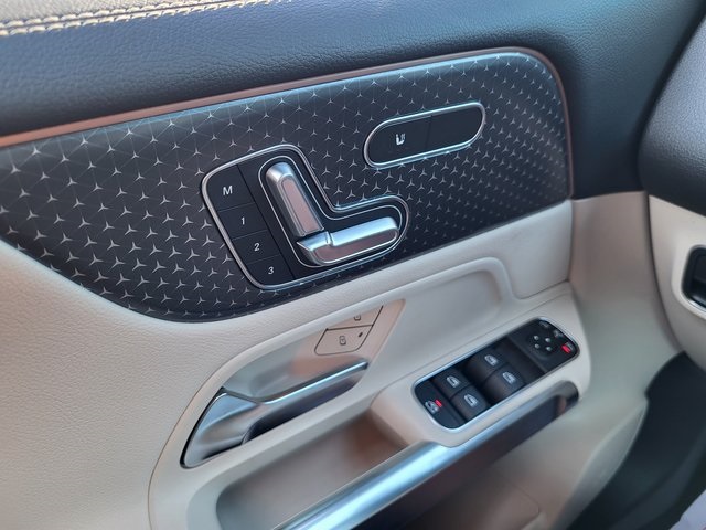 2025 Mercedes Benz GLB 250 photo 24