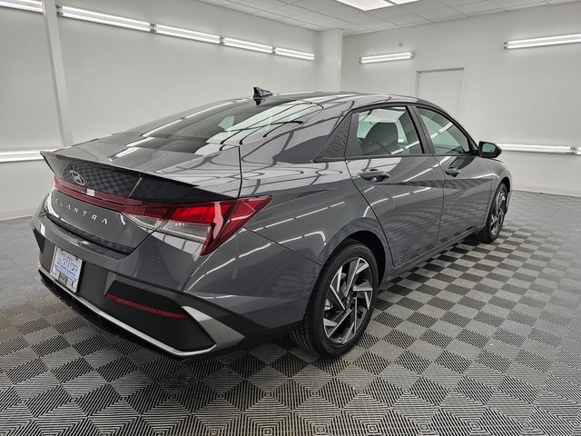 2025 Hyundai Elantra SEL Sport photo 3