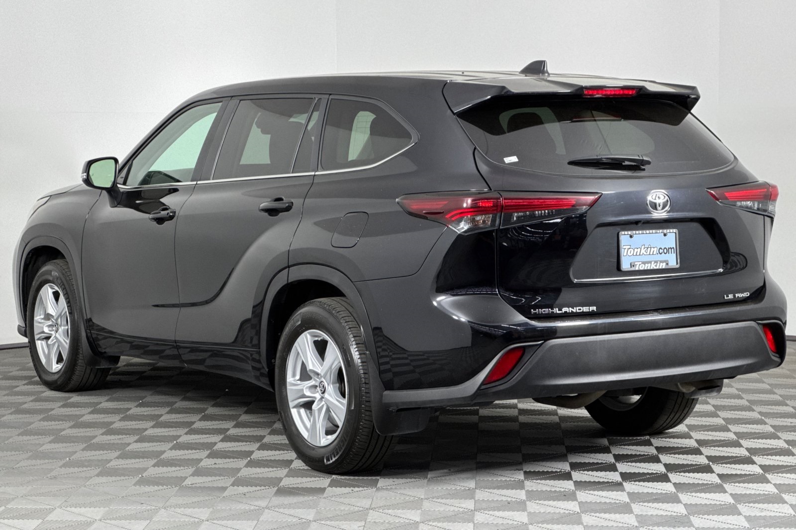 2024 Toyota Highlander LE photo 5