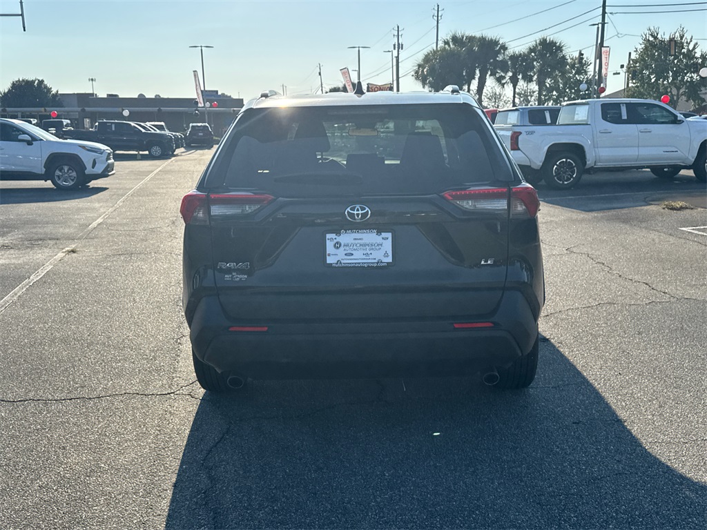 2021 Toyota RAV4 LE photo 4
