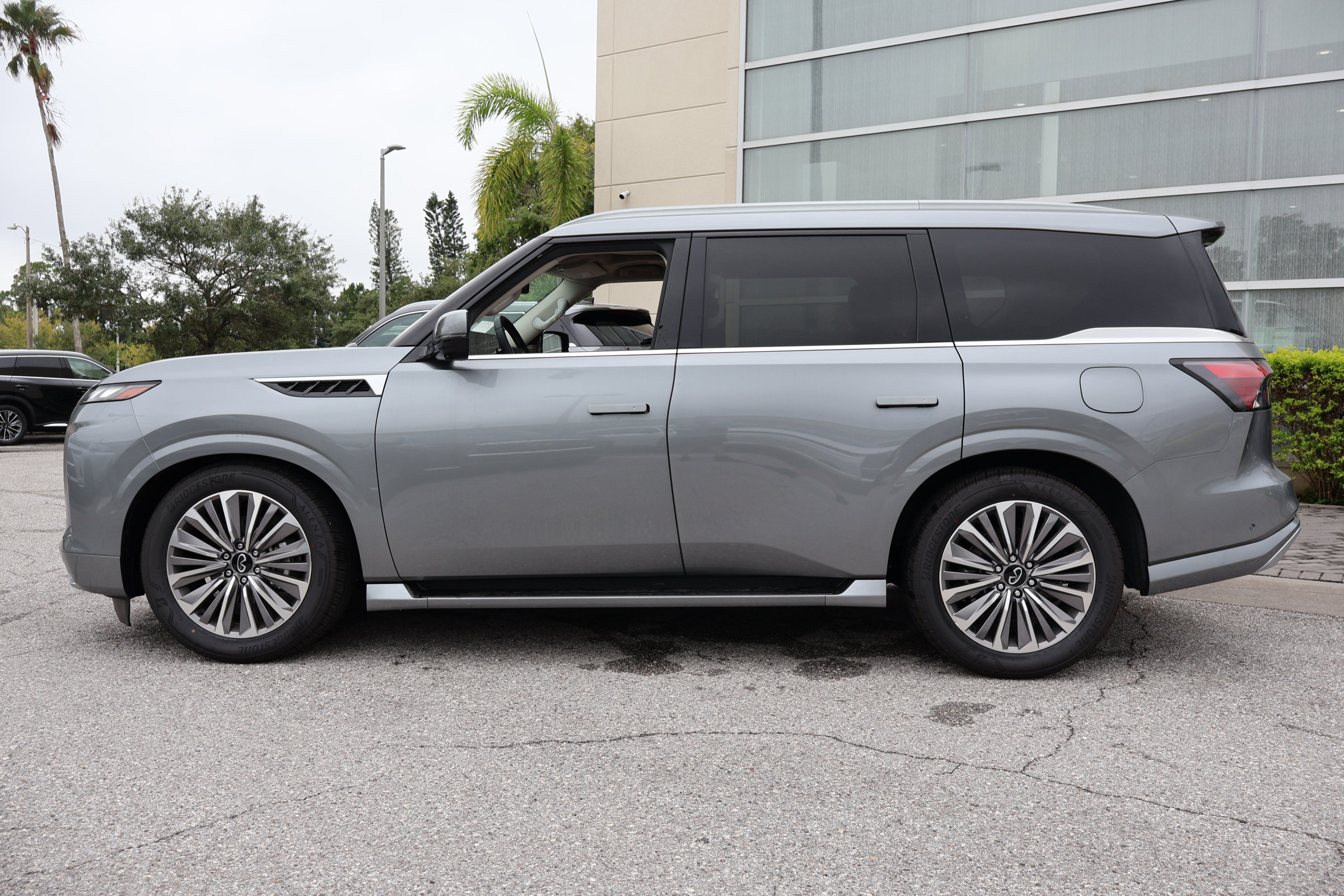 2025 Infiniti QX80 Sensory photo 2