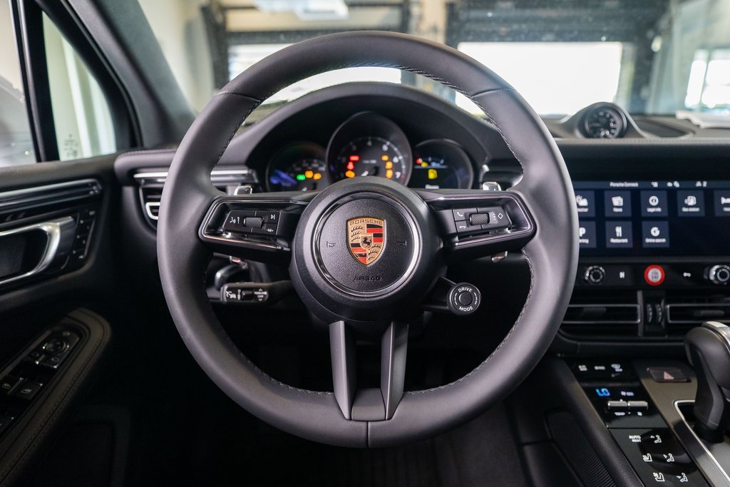2025 Porsche Macan T photo 29