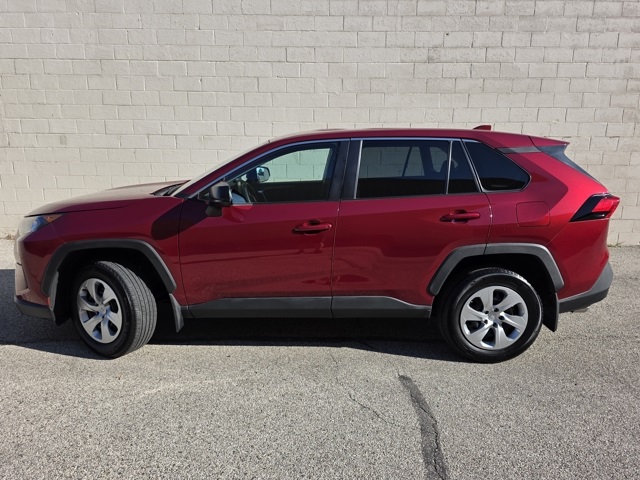 2022 Toyota RAV4 LE photo 2