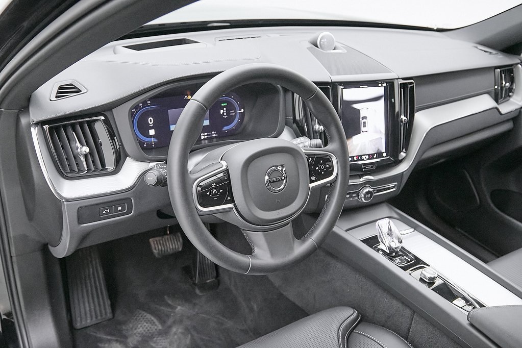 2025 VOLVO XC60 - Image 12