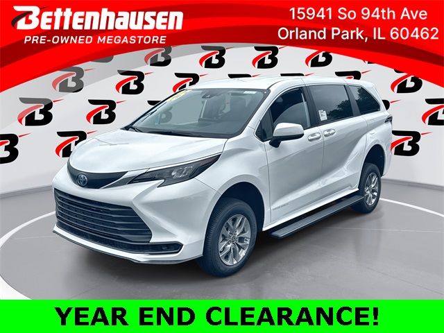 2025 Toyota Sienna LE's photo