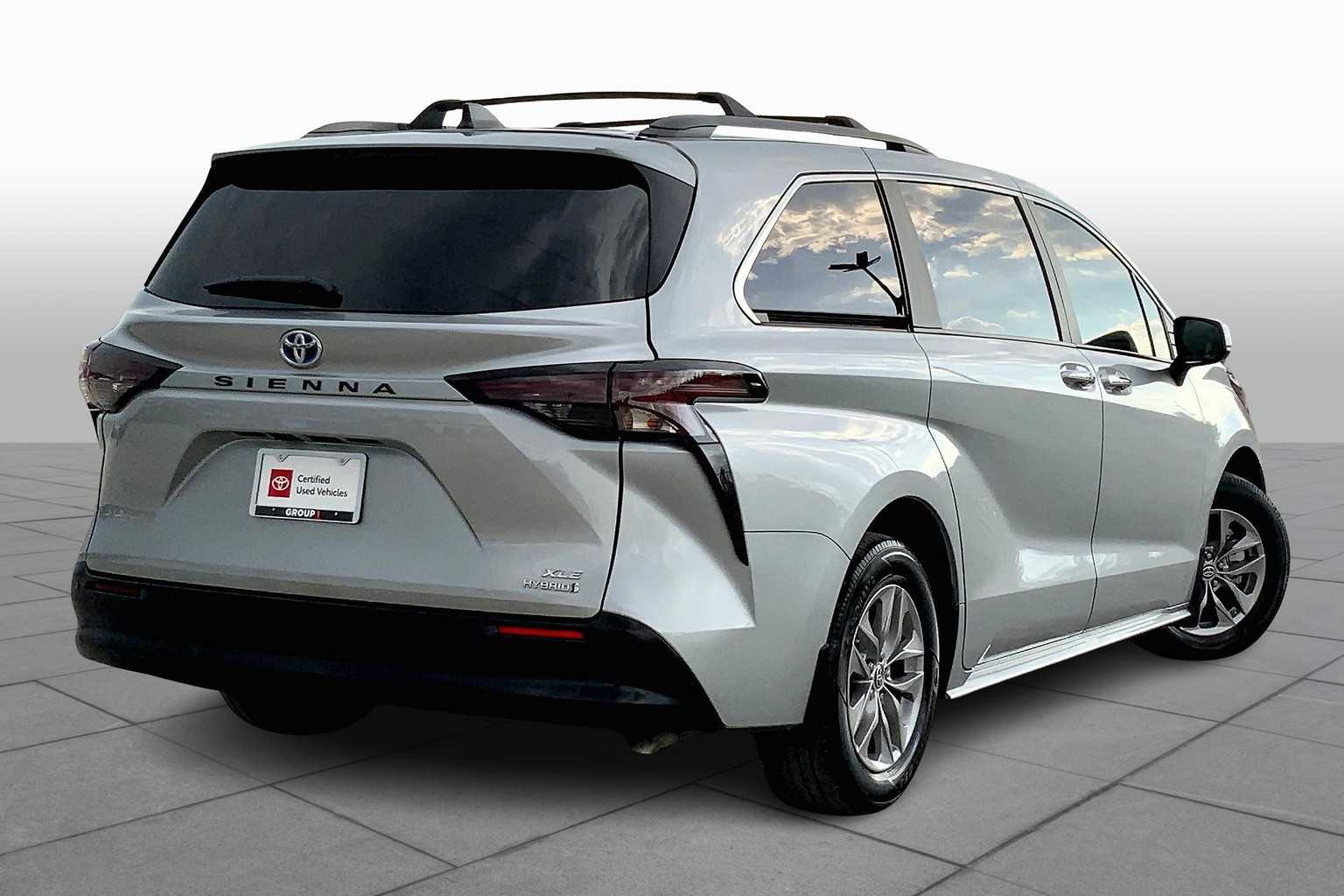 2024 Toyota Sienna XLE photo 12