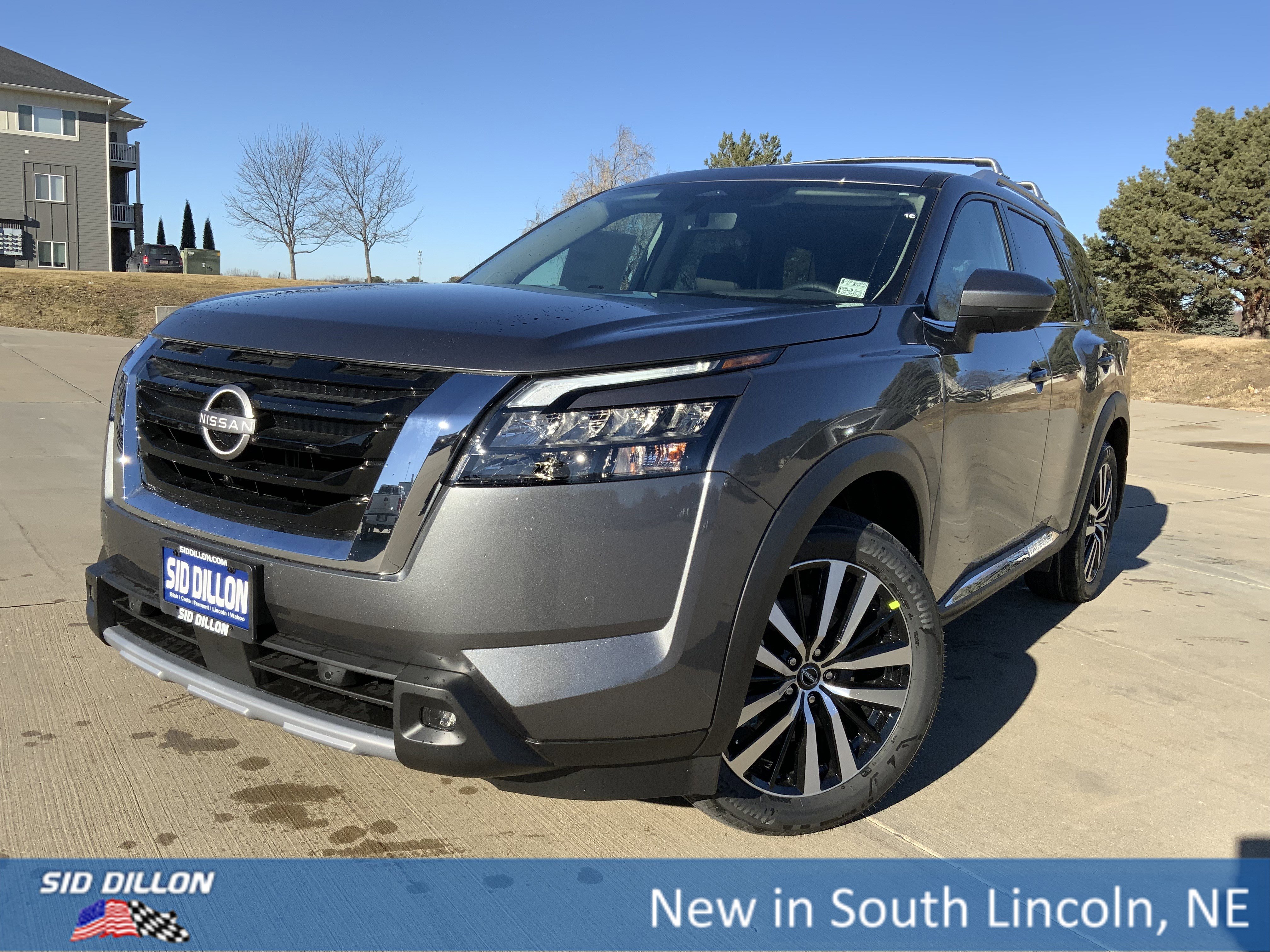 2025 Nissan Pathfinder Platinum's photo